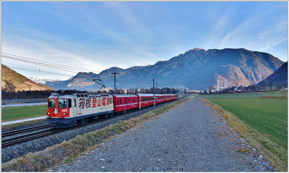 RE1224 mit Ge 4/4 II 622  Arosa  bei Felsberg. (26.12.2016)