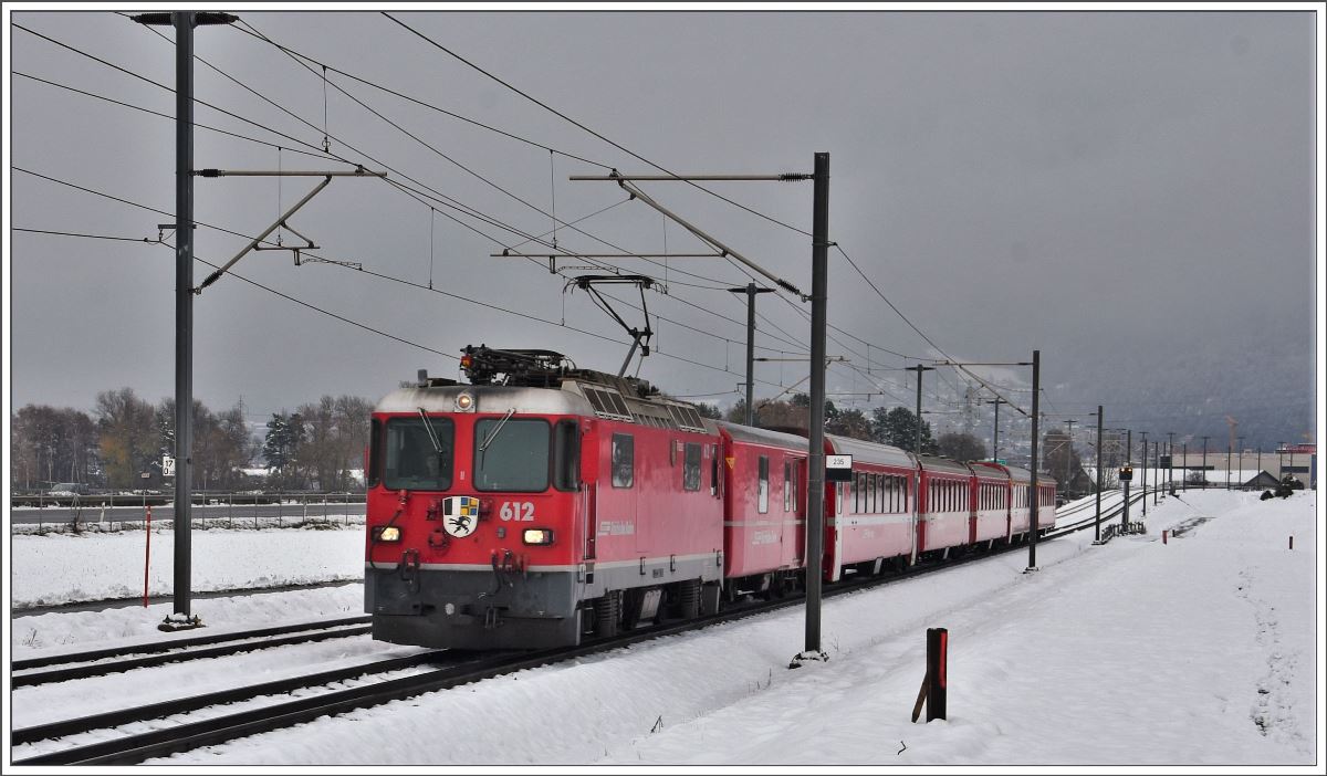 RE1228 mit Ge 4/4 II 612  Thusis  bei Felsberg. (19.11.2017)