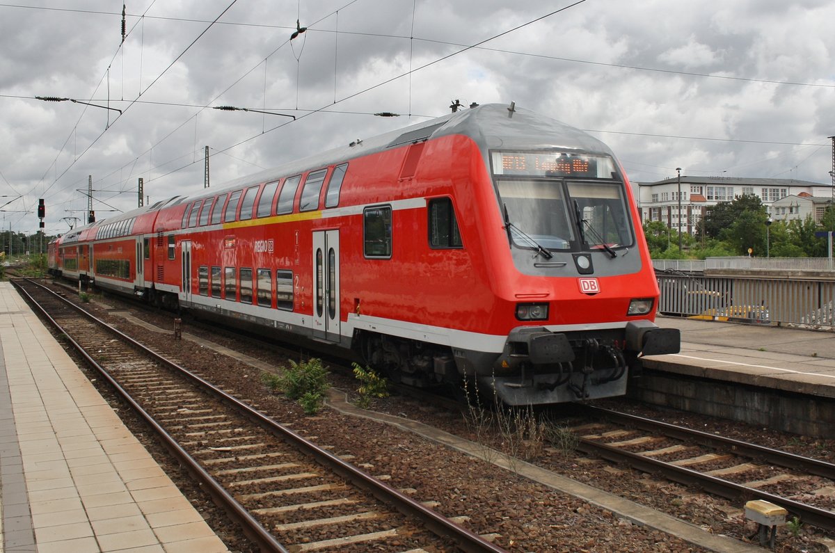 RE13 (RE17689) von Magdeburg Hauptbahnhof nach Leipzig Hauptbahnhof verlässt am 1.8.2016 die Sachsen-anhaltische Landeshauptstadt. Zuglok war die Magdeburger 112 138.