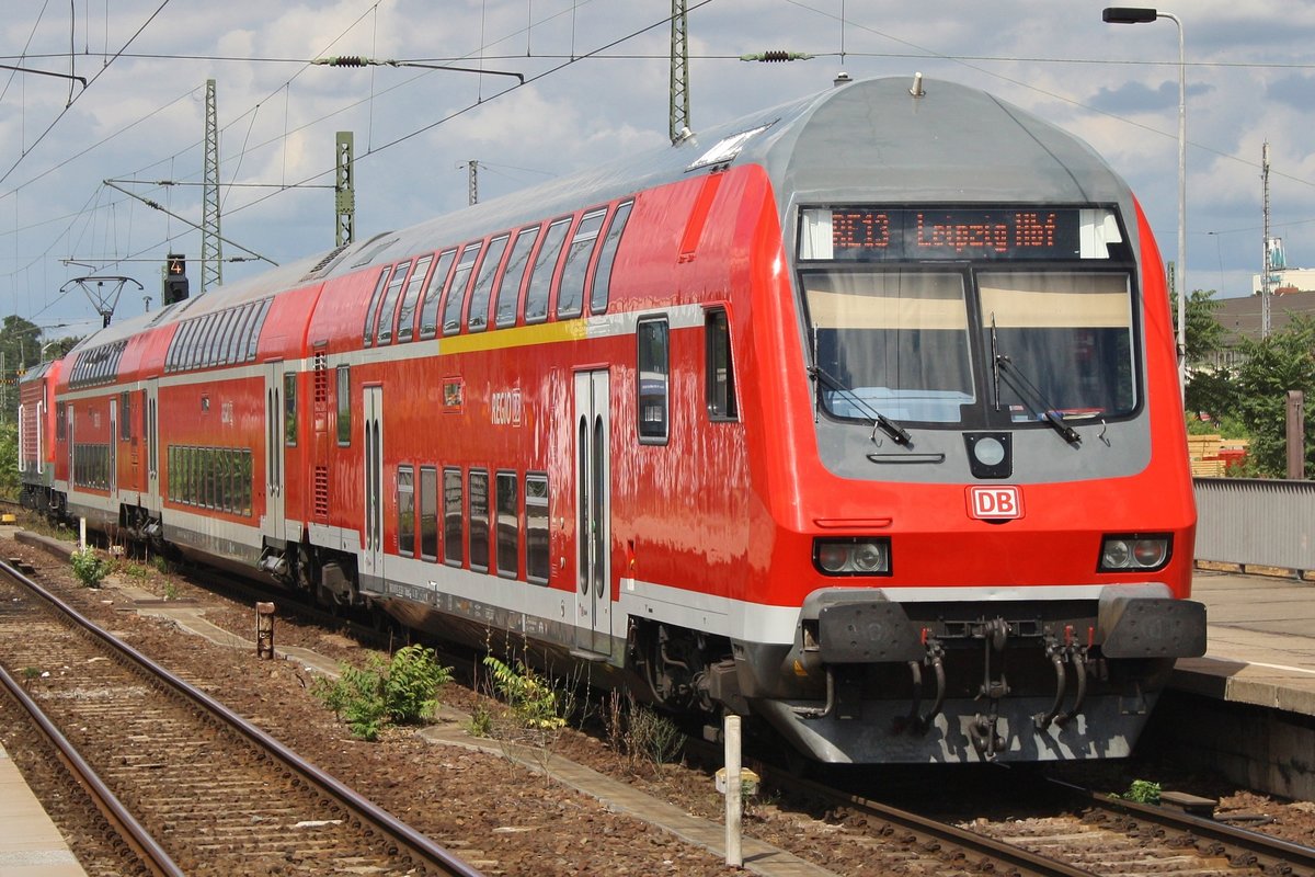RE13 (RE17693) nach Leipzig Hauptbahnhof macht sich am Nachmittag des 1.8.2016 im Magdeburger Hauptbahnhof auf den Weg. Zuglok war die Magdeburger 112 138.