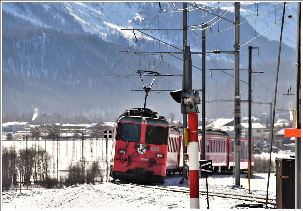 RE1335 nach St.Moritz mit Ge 4/4 II 615  Klosters  und Steuerwagen 1758 in Bever. (15.11.2017)