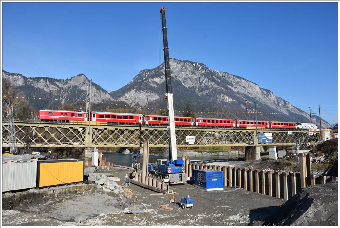 RE1736 aus Disentis mit Ge 4/4 III 650  Seewis-Valzeina  auf der Hinterrheinbrücke bei Reichenau-Tamins, wo gegenwärtig an der zweiten Eisenbahnbrücke gebaut wird. (16.11.2017)