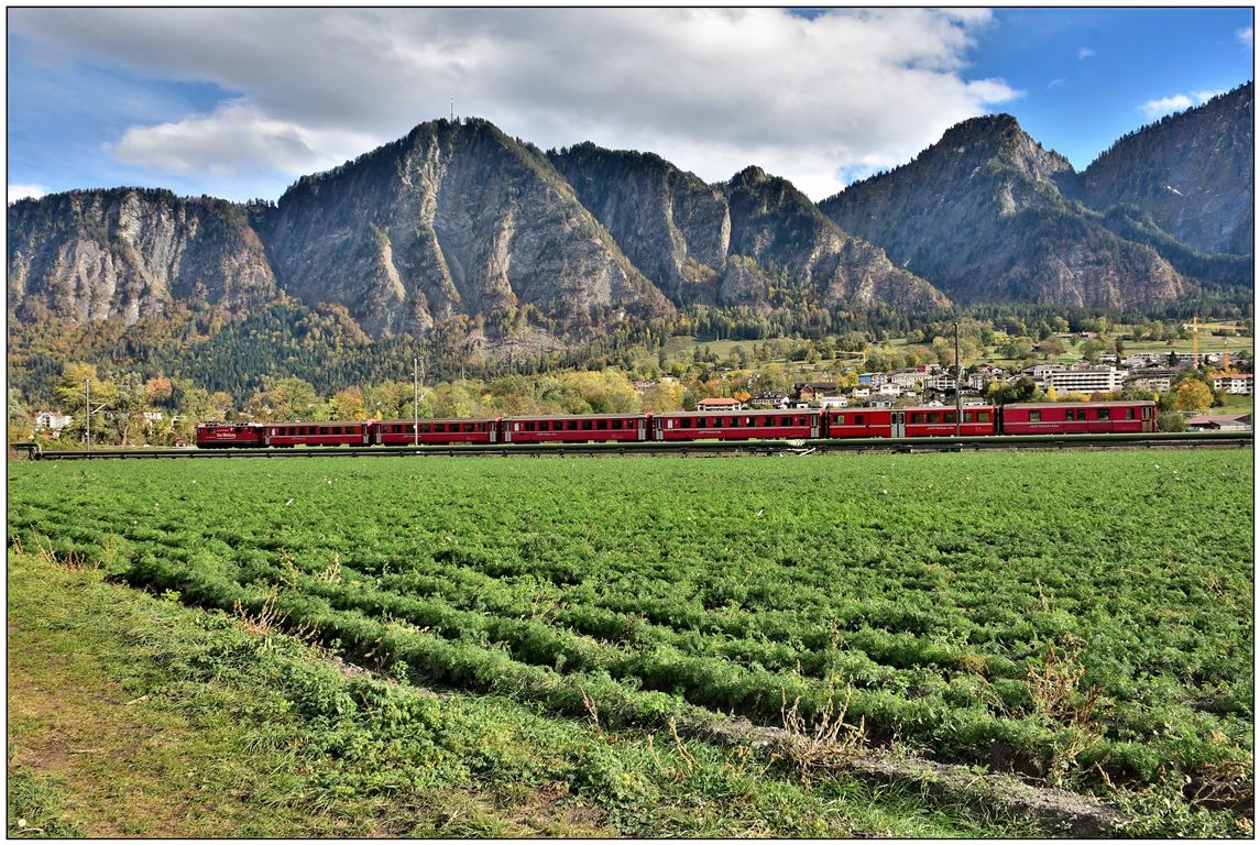 RE1736 nach Scuol-Tarasp mit Ge 4/4 II 630  Trun  zwischen Zizers und Igis. (31.10.2018)