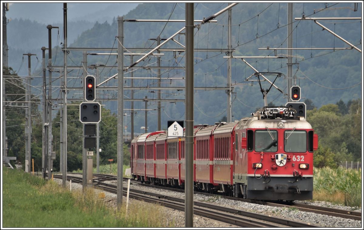 RE1740 mit Ge 4/4 II 632  Zizers  zwischen Felsberg und Chur West. (21.07.2018)