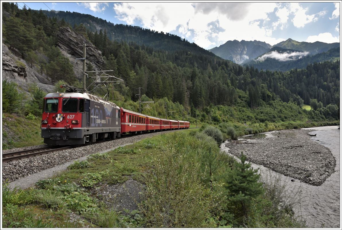 RE1748 mit Ge 4/4 II 627  Reichenau-Tamins  zwischen Valendas-Sagogn und Versam-Safien. (09.08.2017)