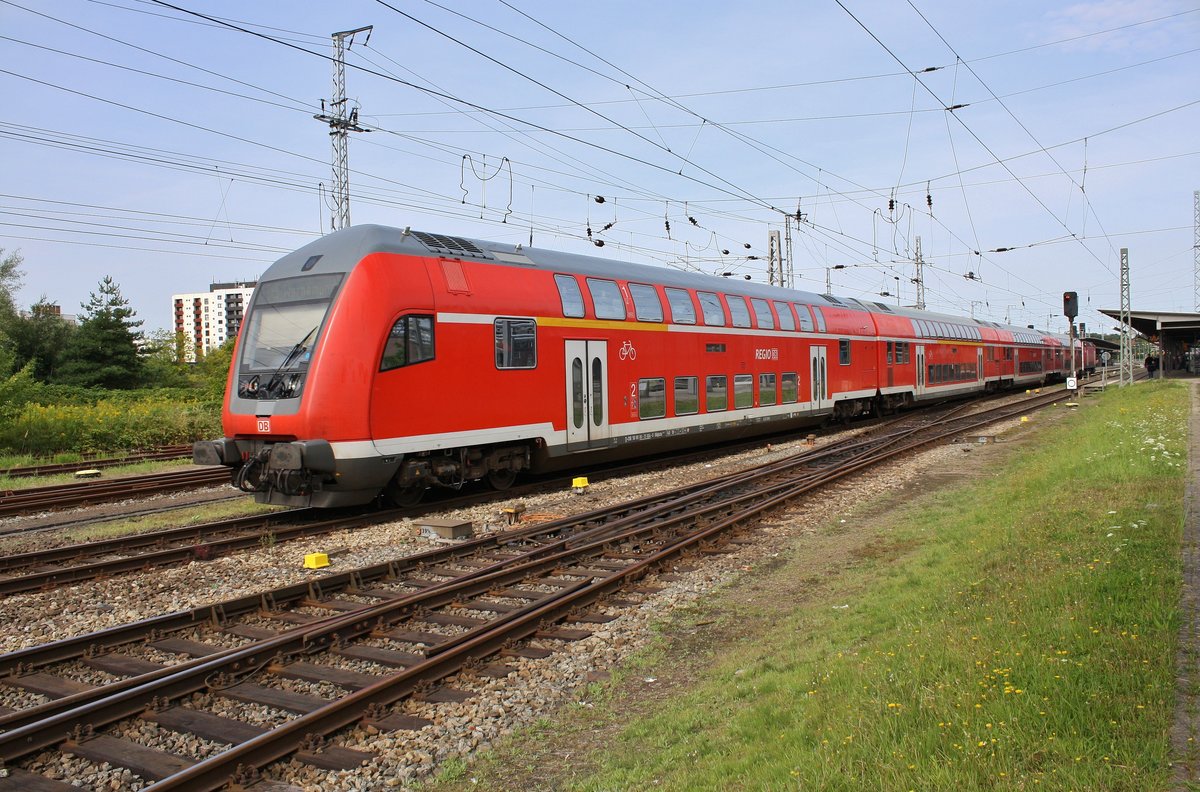RE18490  Warnemünde-Express  von Berlin Hauptbahnhof (tief) nach Warnemünde erreicht am 26.8.2017 den Rostocker Hauptbahnhof. Zuglok war 143 333-3.