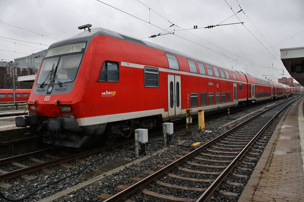 RE19908 von Nürnberg Hauptbahnhof nach Stuttgart Hauptbahnhof wartet am 28.12.2017 im Nürnberger Hauptbahnhof. Zuglok war 114 017.