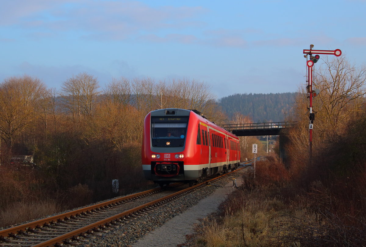 RE3 von Elsterberg nach Erfurt nach der Ausfahrt Wünschendorf/Elster im Januarsonnenlicht des 27.01.2018 aufgenommen. Triebwagen ein 612er mit Formsignal. 