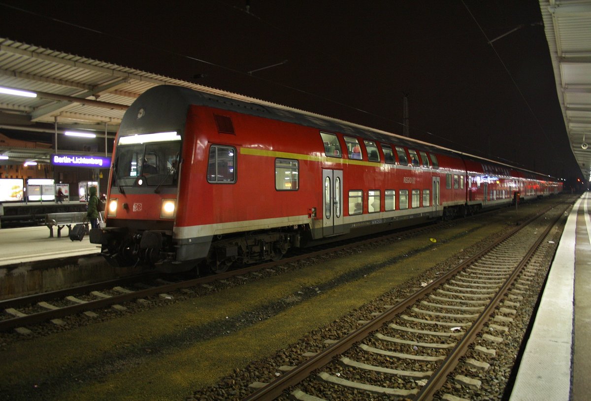 RE3 (RE3316) von Berlin Hauptbahnhof (tief) nach Stralsund Hauptbahnhof wartet am Abend des 12.2.2017 in Berlin Lichtenberg auf Abfahrt. Schublok war 112 165. 