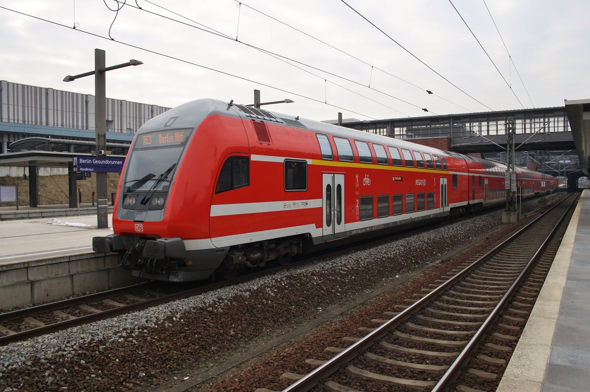 RE3 (RE3349) von Schwedt(Oder) nach Berlin Hauptbahnhof (tief) erreicht am 12.2.2017 Berlin Gesundbrunnen. Zuglok war 112 182.