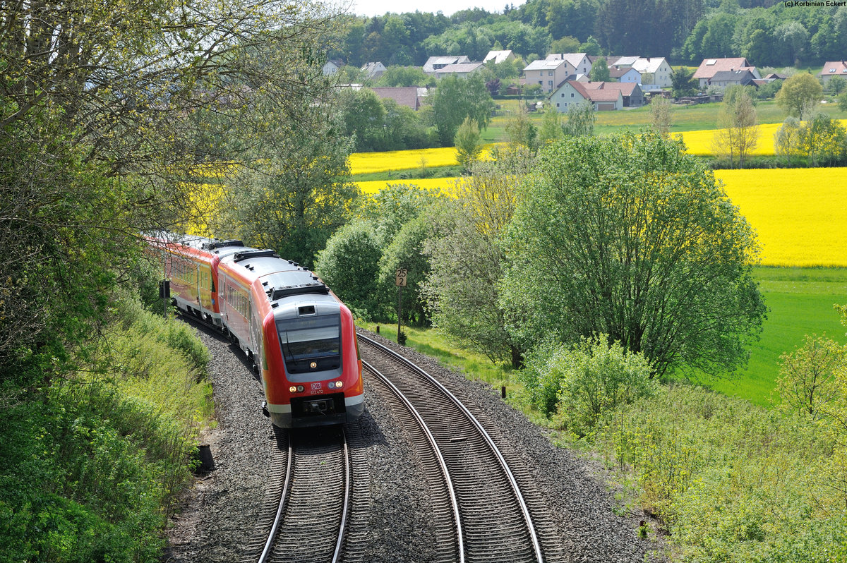 RE3694 von Regensburg Hbf nach Hof Hbf mit 612 472 und 612 463 bei Reuth b. Erbendorf, 17.05.2015