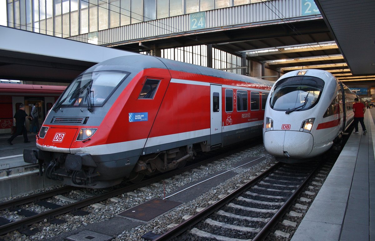 RE4010  München-Nürnberg-Express  nach Nürnberg Hauptbahnhof trifft am Morgen des 14.8.2017 im Münchener Hauptbahnhof auf 411 503-6  Paderborn  als ICE1512 nach Ostseebad Binz.