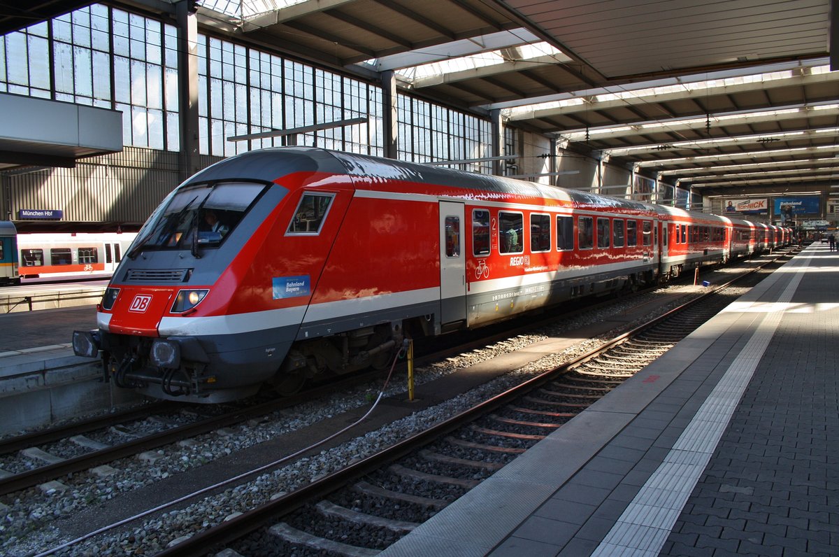 RE4018  München-Nürnberg-Express  nach Nürnberg Hauptbahnhof steht am 14.8.2017 im Münchener Hauptbahnhof bereit. Schublok war 101 004-0.