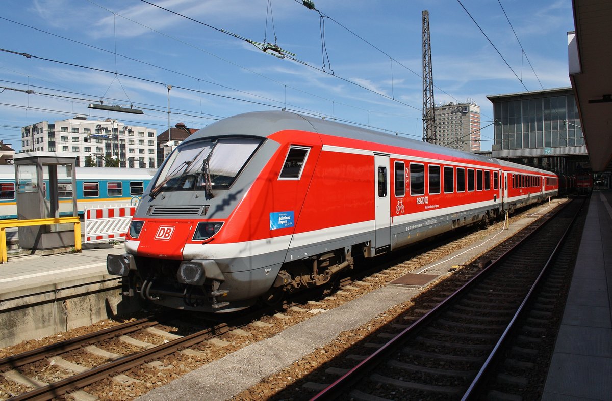 RE4021  München-Nürnberg-Express  von Nürnberg Hauptbahnhof fährt am Nachmittag des 14.8.2017 in den Münchener Hauptbahnhof ein. Zuglok war 101 004-0.