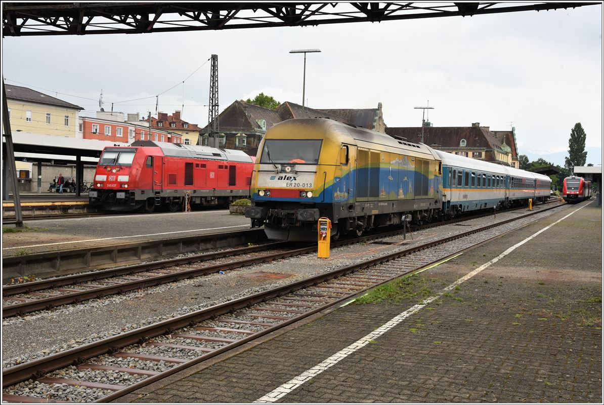 RE4228 nach Stuttgart mit 245 037 und RB92043 nach München Pasing mit ER20-013 in Lindau Hbf. (05.07.2018)
