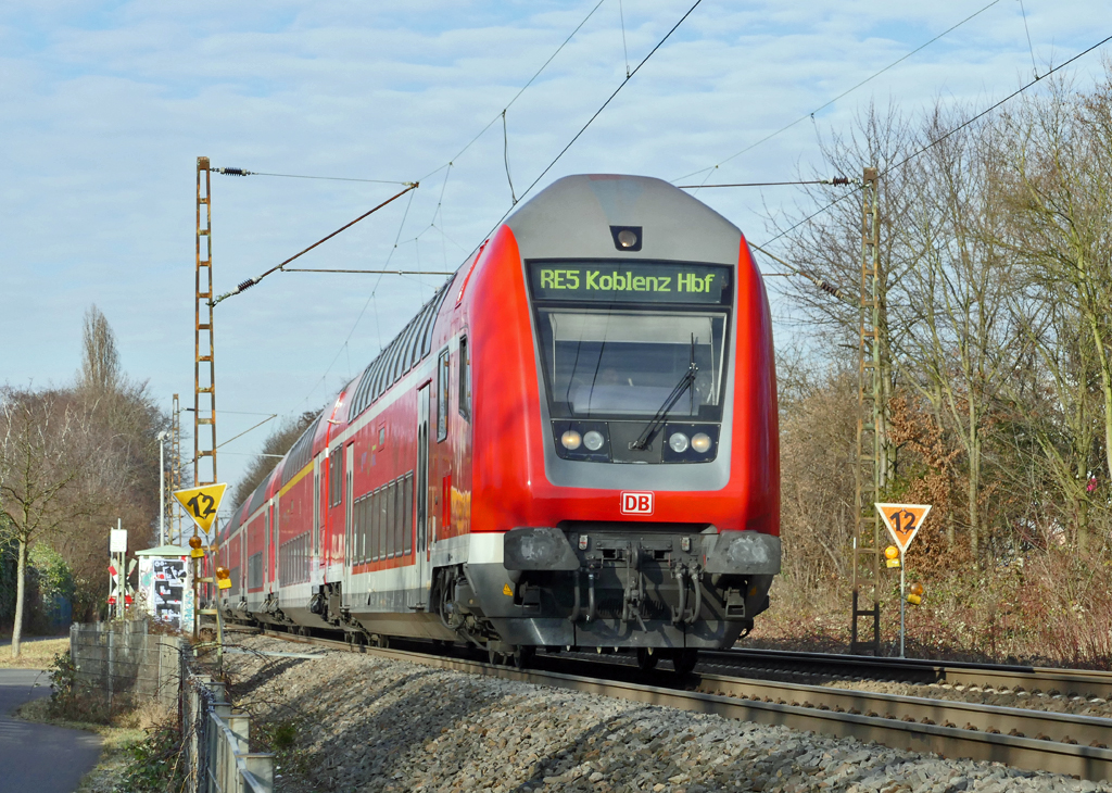 RE5 mit Dosto-Steuerwagen in Front nach Koblenz (146 271 schiebt) in Bonn-Friesdorf - 18.01.2017