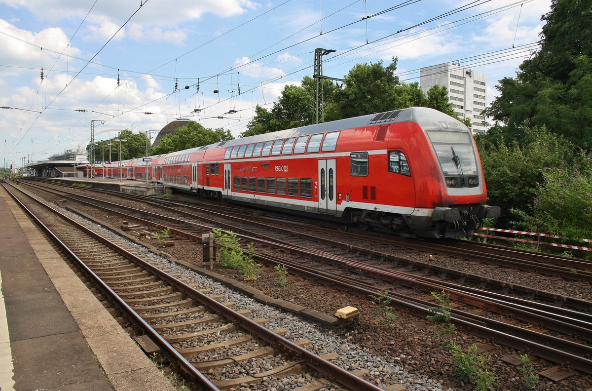 RE5 (RE10522)  Rhein-Express  von Koblenz Hauptbahnhof nach Wesel erreicht am 3.7.2017 Köln Messe/Deutz. Zuglok war 146 265.
