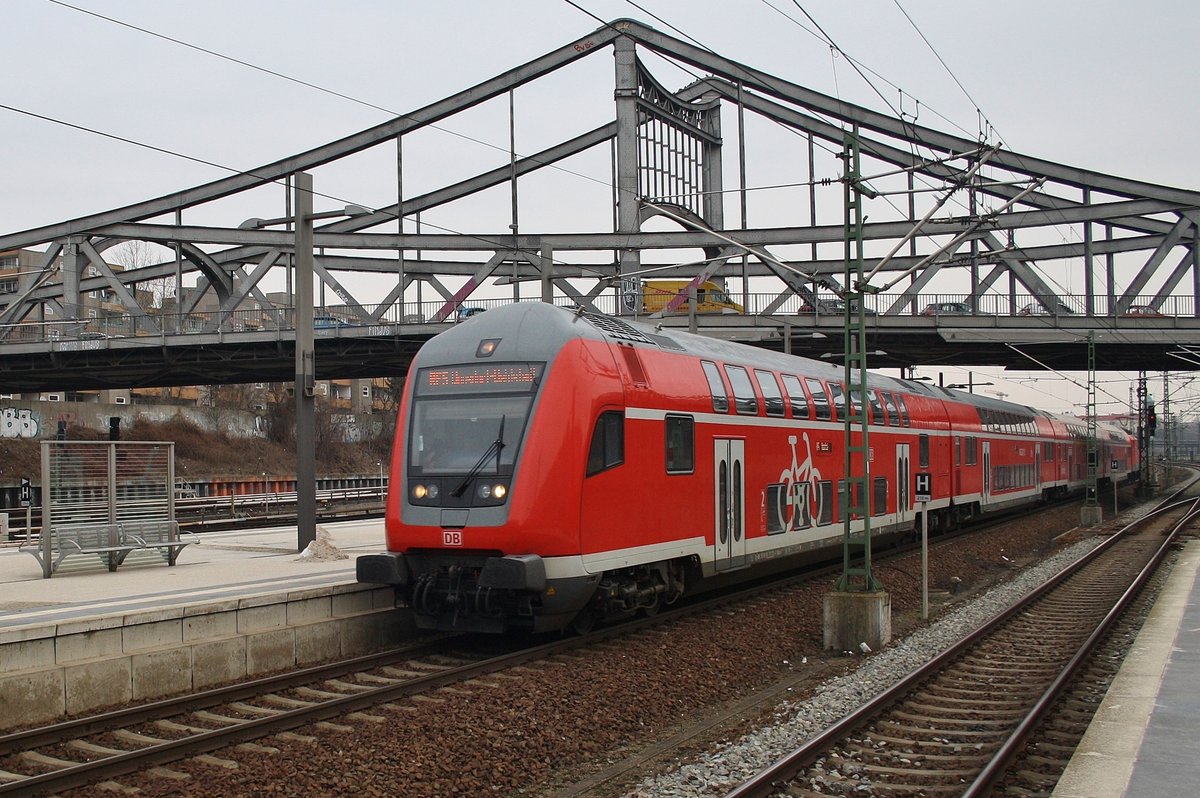 RE5 (RE3511) von Stralsund Hauptbahnhof nach Wünsdorf-Waldstadt erreicht am 11.2.2017 geschoben von 112 118 Berlin Gesundbrunnen.