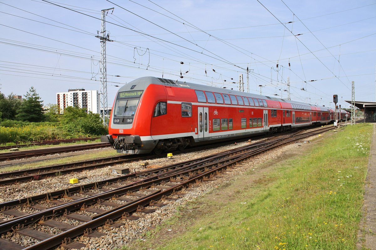 RE5 (RE4354) von Berlin Südkreuz fährt am 26.8.2017 in den Rostocker Hauptbahnhof ein. Zuglok war 182 023-2.