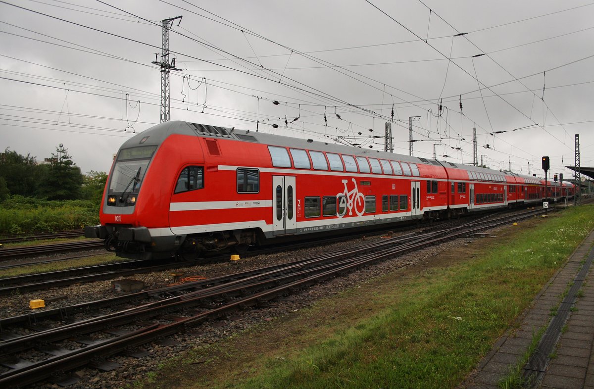 RE5 (RE4357) von Rostock Hauptbahnhof nach Wünsdorf-Waldstadt verlässt am 12.8.2017 den Startbahnhof. Schublok war 112 123.