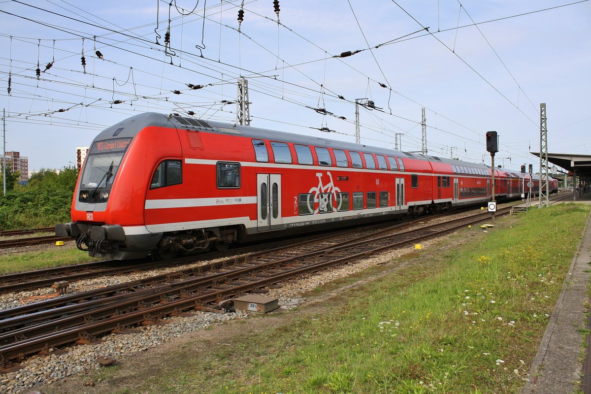 RE5 (RE4359) von Rostock Hauptbahnhof nach Berlin Südkreuz verlässt am 26.8.2017 den Startbahnhof. Schublok war 112 103.