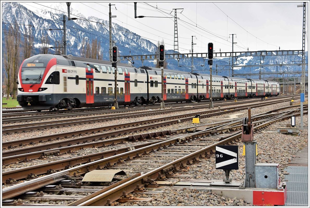 RE5073 mit 511 020 nach Chur fährt in Sargans ab. (06.03.2017)