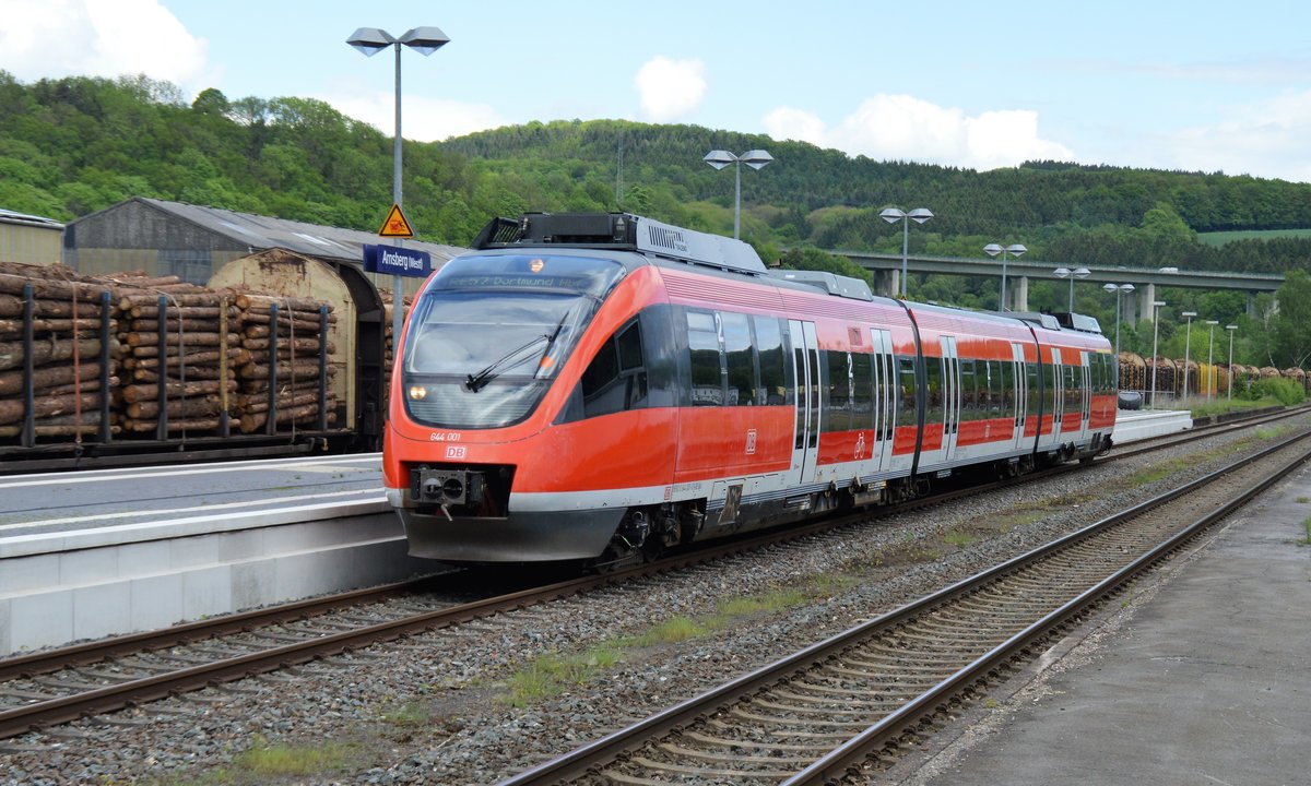 RE57 nach Dortmund mit 644 001 am 20.05.2017 auf Gleis 2 im Bahnhof Arnsberg.