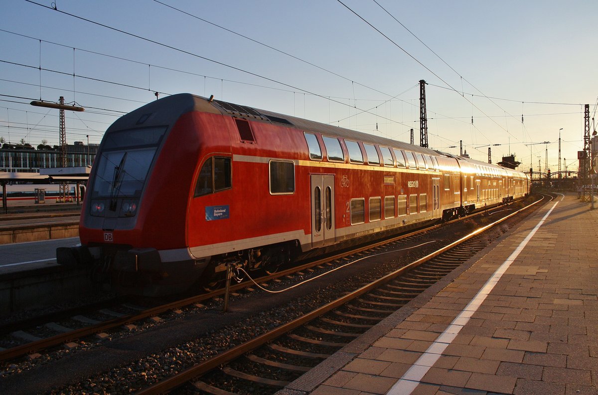 RE57516 nach Füssen macht sich am Abend des 13.8.2017 im Münchener Hauptbahnhof auf den Weg. Zuglok war 218 415-8.