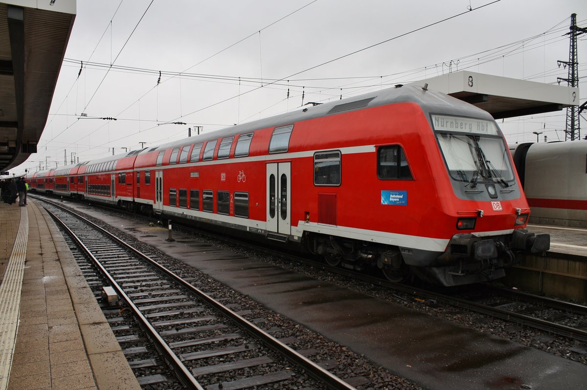 RE59118 von Augsburg Hauptbahnhof nach Nürnberg Hauptbahnhof hat am 28.12.2017 das Ziel der Fahrt erreicht. Zuglok war 111 044-4.