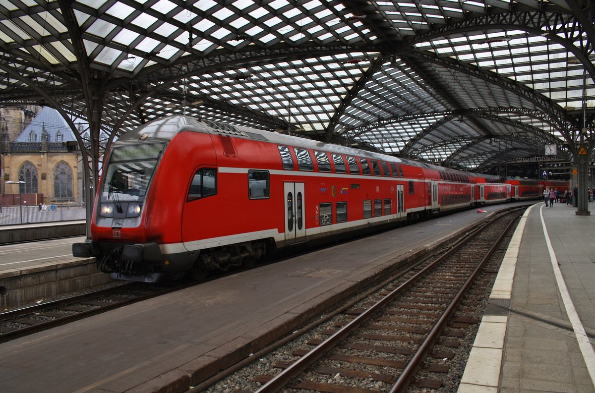 RE6 (RE10624)  Westfalen-Express  von Minden(Westf) nach Köln/Bonn Flughafen steht am 1.7.2017 im Kölner Hauptbahnhof.