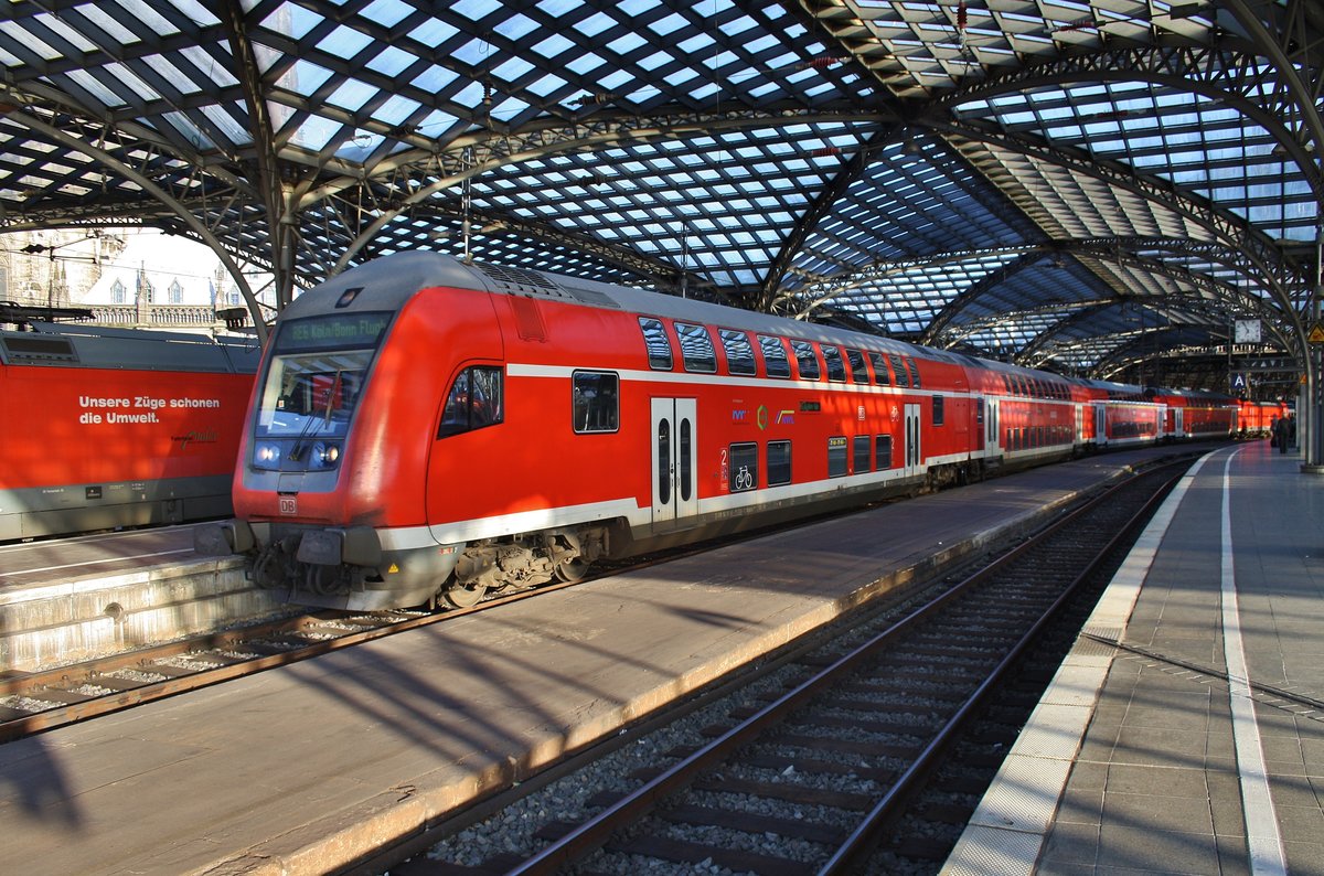 RE6 (RE10658)  Westfalen-Express  von Düsseldorf Hauptbahnhof nach Köln/Bonn Flughafen steht am 3.7.2017 im Kölner Hauptbahnhof.