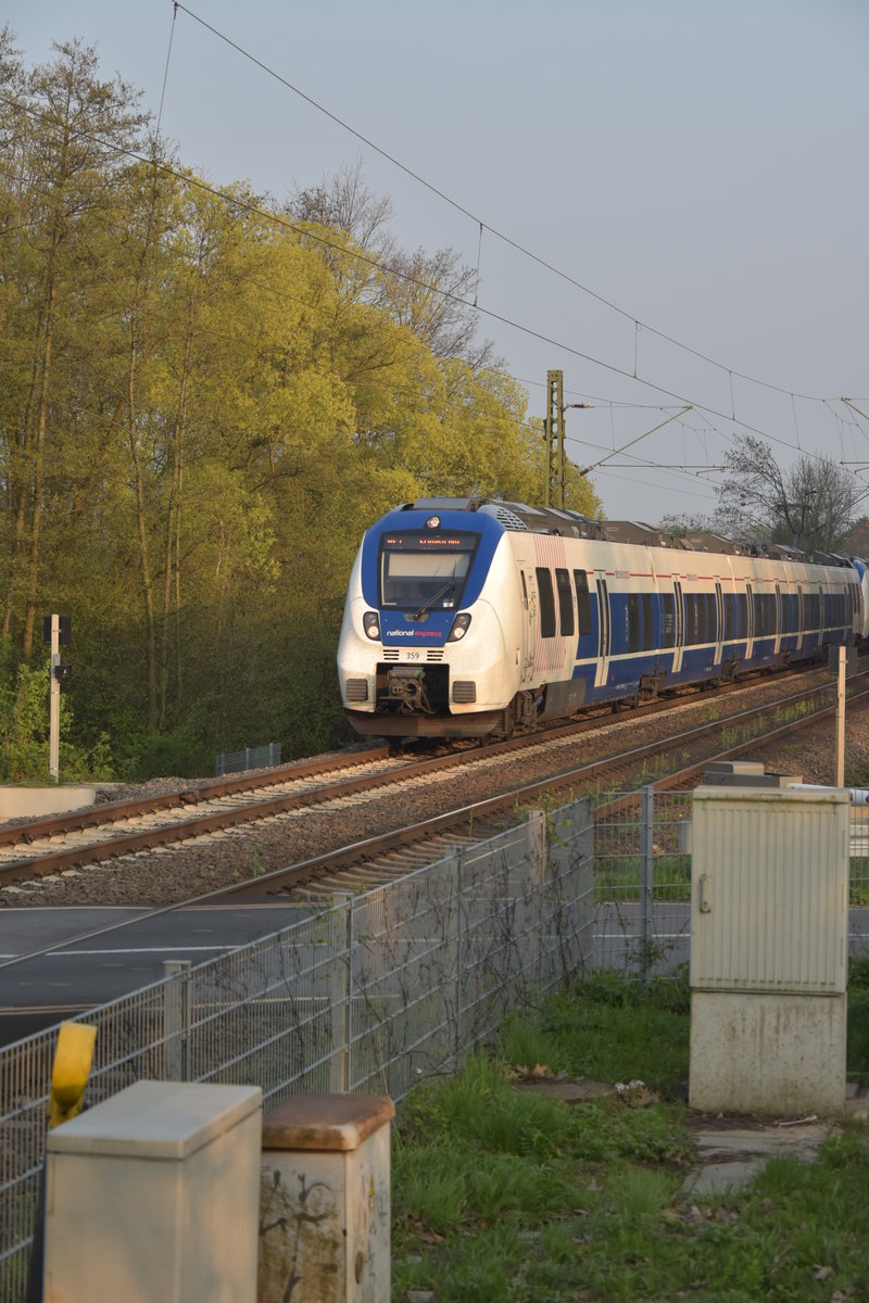 RE7 aus Solingen kommend nach Krefeld Hbf fahrend bei Tilmeshof in Kaarst. 8.4.2017