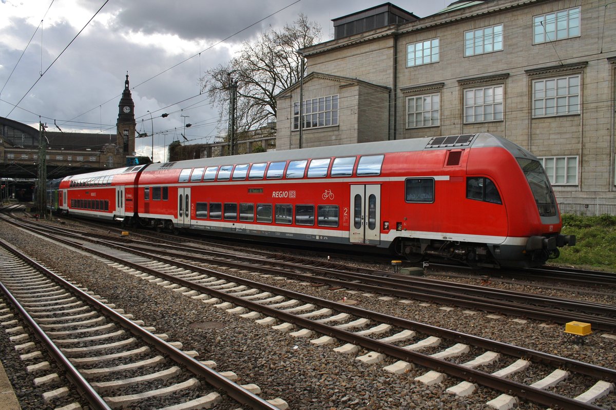 RE7 (RE21065) von Flensburg erreicht am 26.4.2017 geführt von 112 140 den Hamburger Hauptbahnhof.