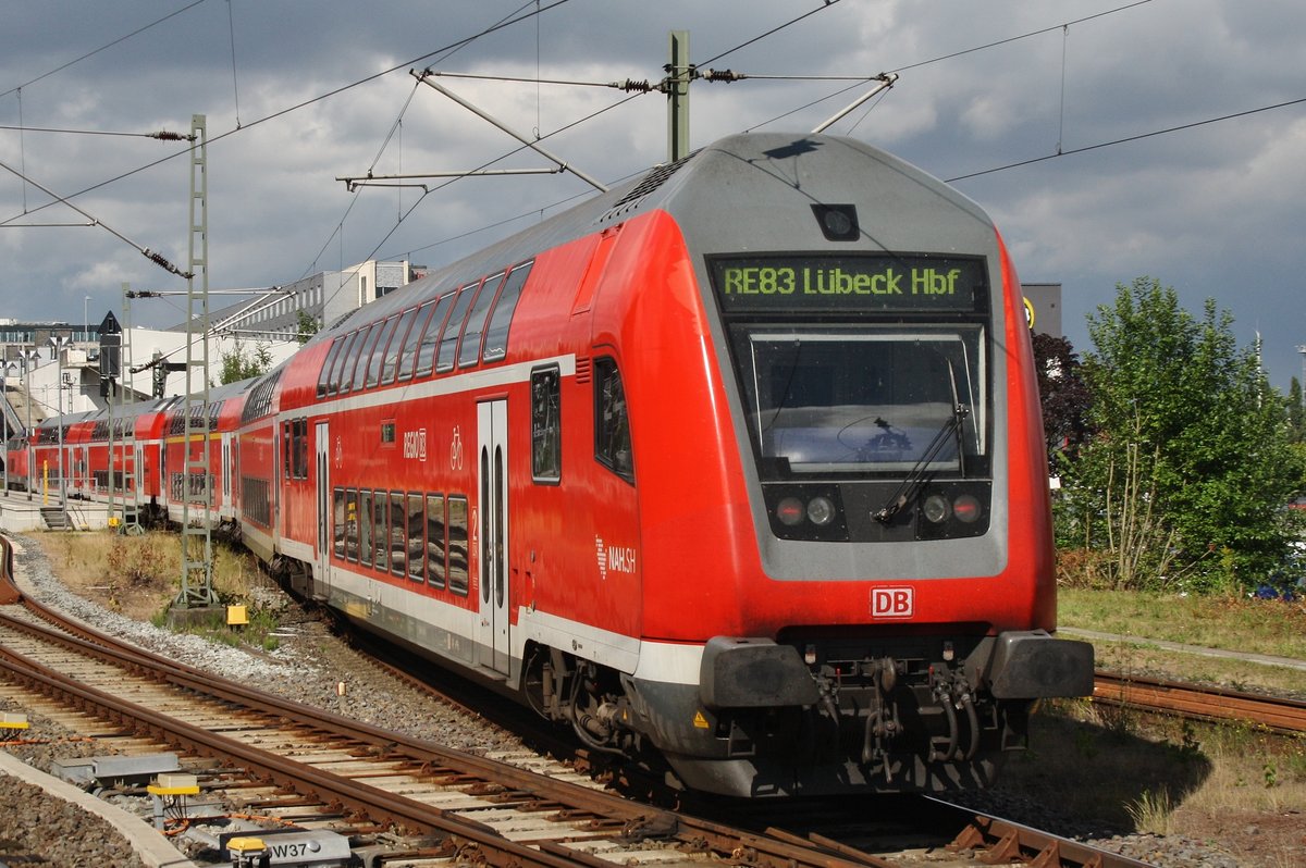 RE83 (RE21629) von Kiel Hauptbahnhof nach Lübeck Hauptbahnhof wird mit 218 329-1 am 19.7.2016 in Kiel bereitgestellt.