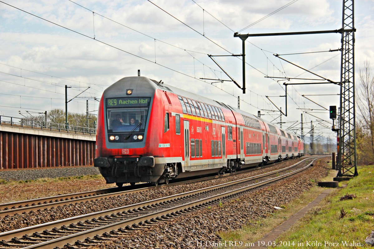 RE9 mit 120 208-4 am 19.03.2014 in Köln Porz Wahn.