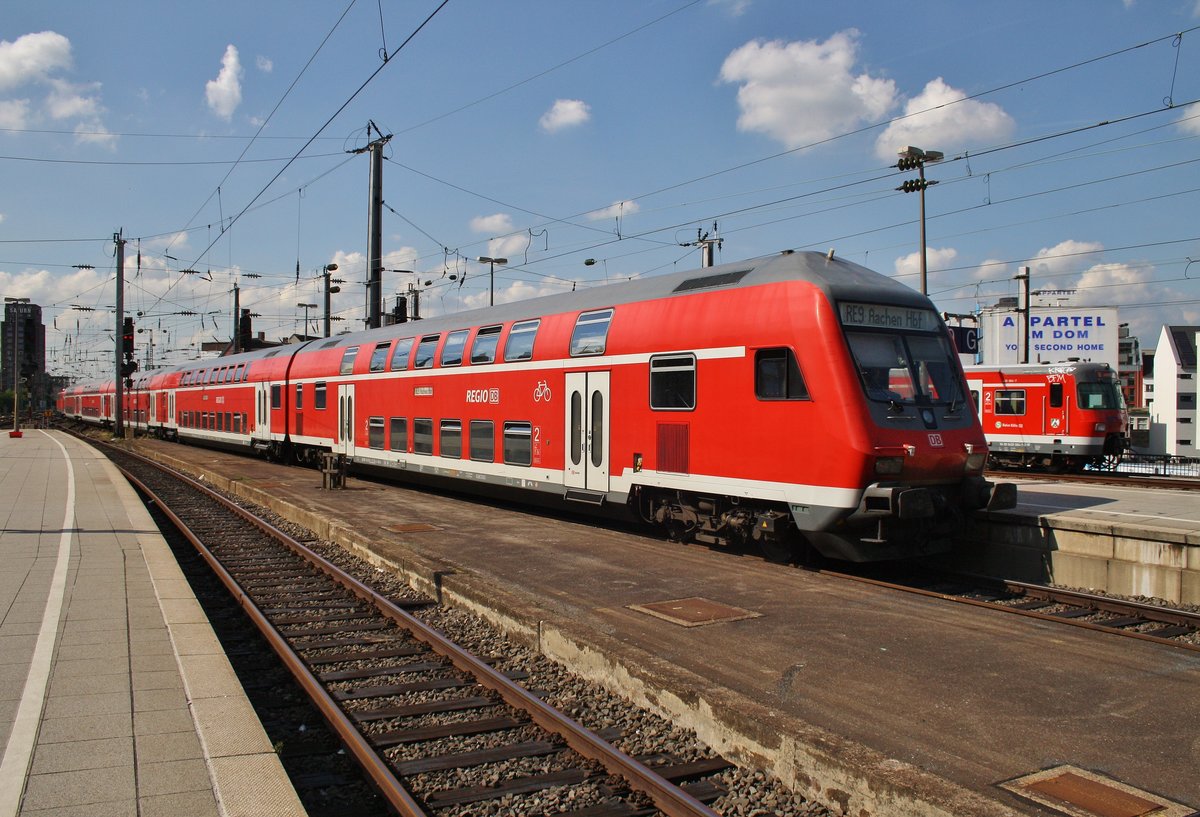 RE9 (RE10922)  Rhein-Sieg-Express  von Siegen nach Aachen Hauptbahnhof verlässt am 4.7.2017 den Kölner Hauptbahnhof. Zuglok war 111 158.
