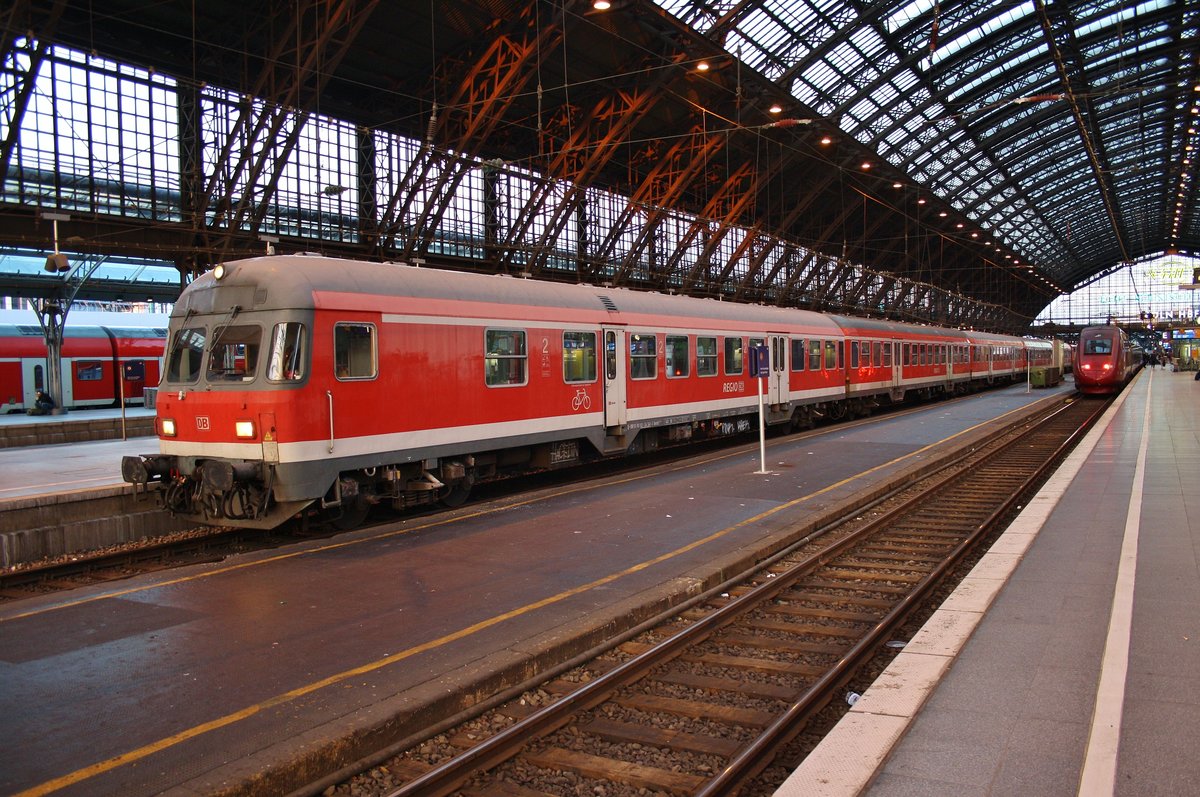 RE9 (RE11596)  Rhein-Sieg-Express  von Siegen nach Köln Hauptbahnhof hat am Abend des 2.7.2017 den Kölner Hauptbahnhof erreicht. Schublok war 111 037-8.