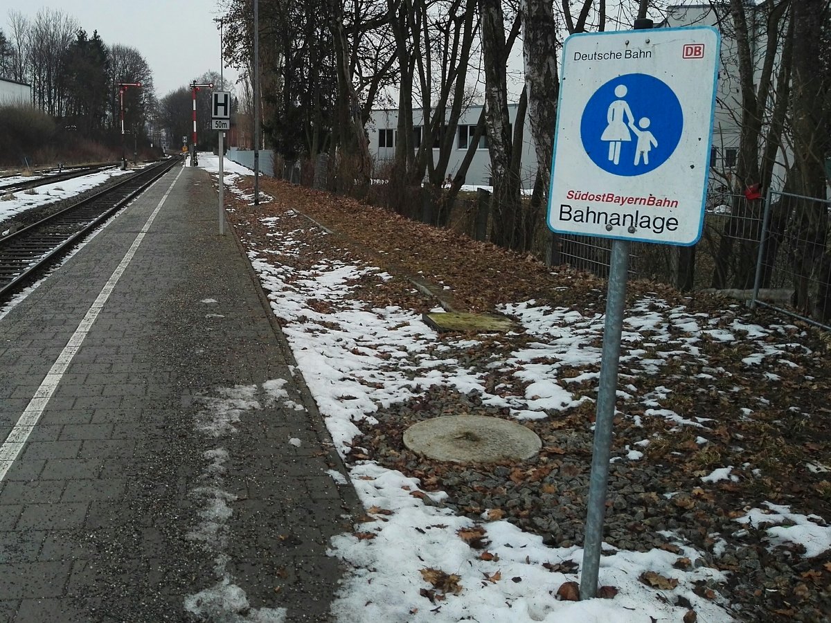 Recht neu war für mich dieses Schild der Bahn, welches den Bahnsteig zum Fußweg erklärt. Bahnhof Eggenfelden Blickrichtung Passau 06.02.2017