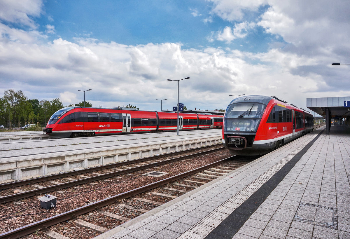 Rechts der abgestellte 642 660.
Links fährt soeben 643 003-6 als RB 18828 (Wissembourg - Neustadt (Weinstr) Hbf) aus dem Bahnhof aus.
Aufgenommen am 19.4.2017 in Landau (Pfalz) Hbf.