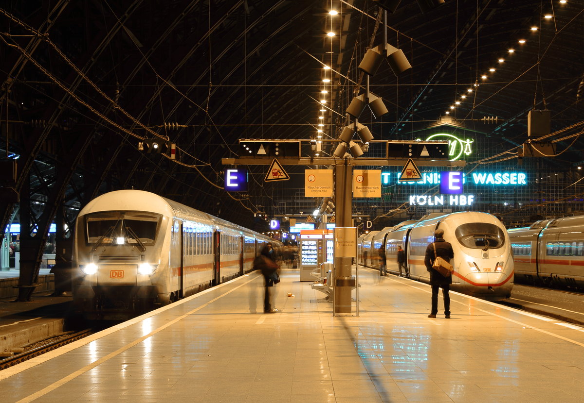 Rechts ICE 10 (Frankfurt(Main)Hbf - Bruxelles Midi) und links ICE 1029 (Hamburg Altona - Nürnberg Hbf). Ja auch das links ist ein ICE. Zu keinem Zeitpunkt wurden die Fahrgäste über einen Ersatzzug informiert, selbst an der ZZA des Ersatzzuges stand  ICE  dran.

Köln Hbf, 10. Dezember 2016