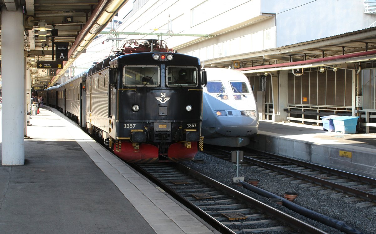 Reg 10952 aus Eskilstuna C ist gezogen von SJ Rc6 1357 gerade in Stockholm C eingetroffen.
01.05.2018