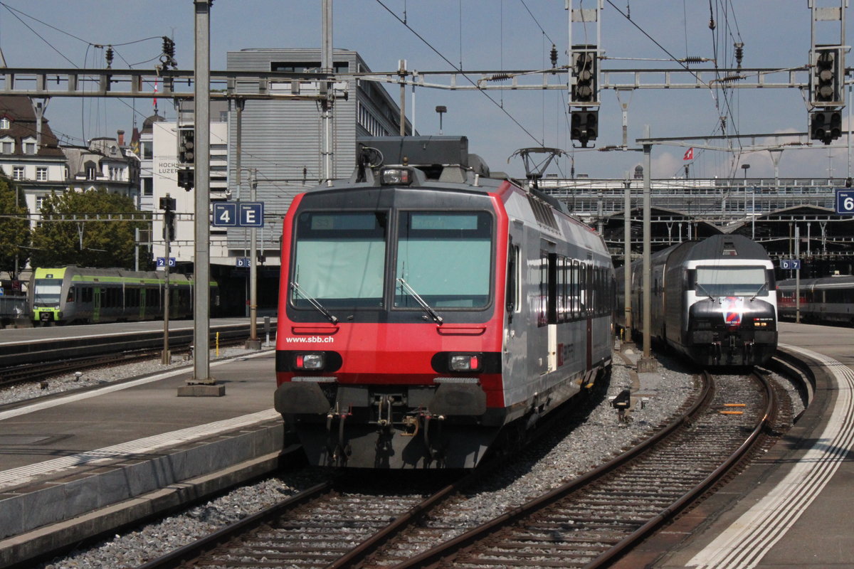 Reger Bahnverkehr am 02.09.2016 in Luzern. Links steht ein Lötschberger der BLS, in der Mitte fährt gerade ein RBDe560 als S3 nach Brunnen ein, daneben steht eine Re460 mit einem DostoIC nach Zürich und ganz rechts wartet ein IR nach Genf auf Abfahrt.  