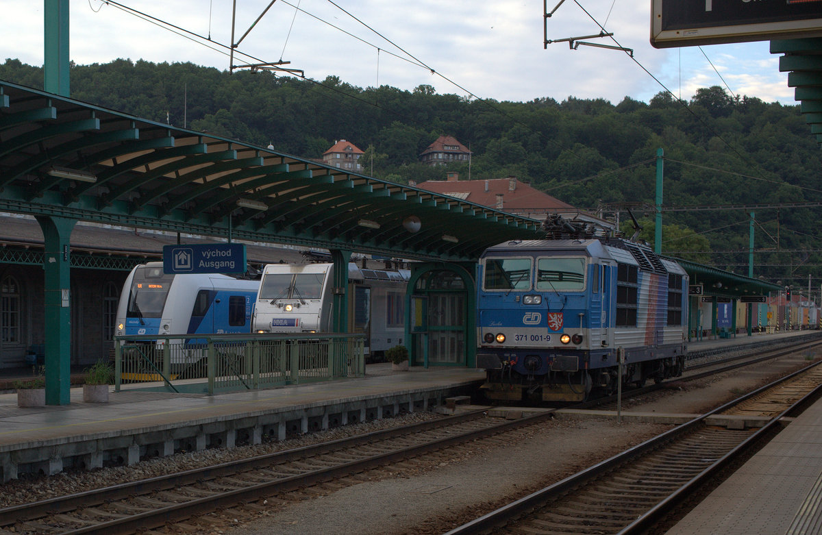 Reger Zugverkehr in Decin, links ein City Elefant, denn eine E-Lok der Firma Metrans, rechts 371 001-9. 10.06.2017  20:04 Uhr.