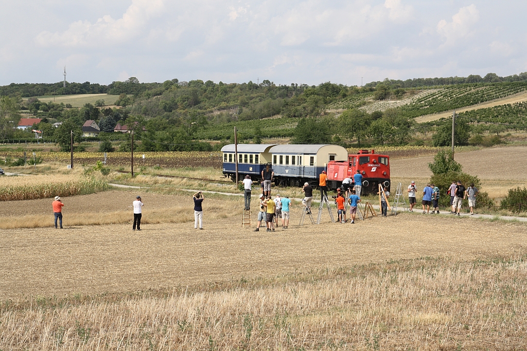 Reges Interesse findet die BIF 2062 053-1 mit dem SLP 17111 unter den Kollegen. Bild vom 27.August 2017 bei Matzen.