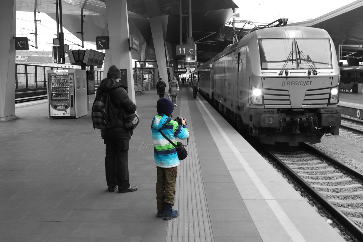 Reges Interesse ziehen die Gelben Züge von Regiojet auf sich. 
Nicht nur am Hauptbahnhof in Wien sind zahlreiche Fotografen zu entdecken .
Erfreulich zu sehen das auch Nachwuchs unterwegs ist.
3.02.2018 . 
Gruß an alle Fotografen an diesem Tag und vor allem an den Jungen Mann im Bild ! 
 

