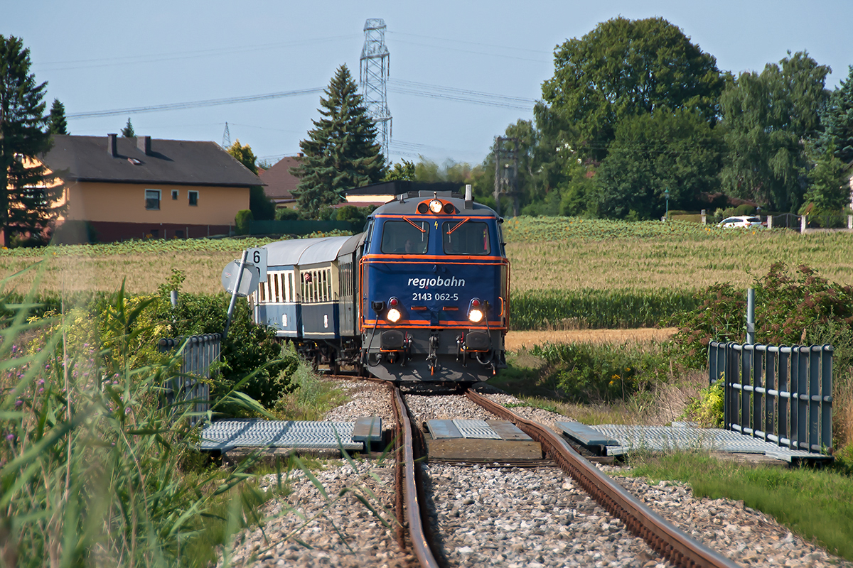 Regiobahn 2143 062 mit dem Nostalgie Express  Leiser Berge , kurz nach Stetten, am  22.07.2017.