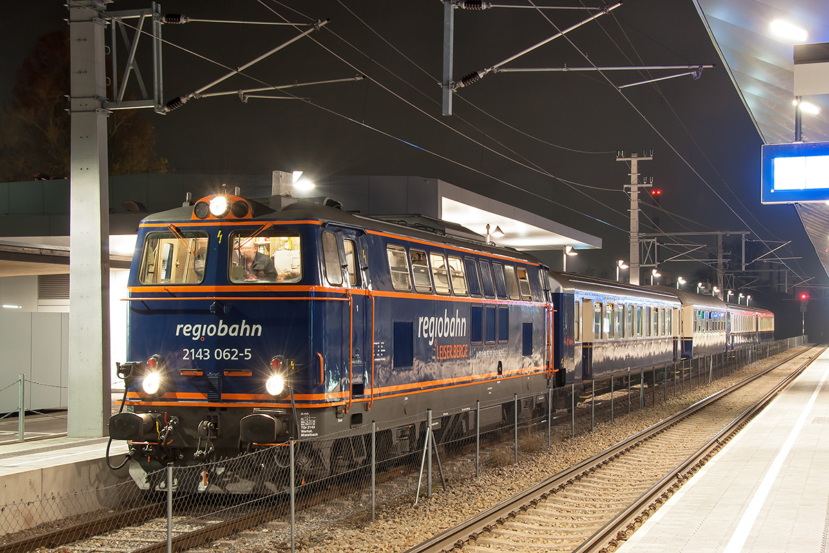 regiobahn 2143 062 steht mit dem  Martinigansl Express  im Bahnhof Korneuburg, kurz vor der Abfahrt nach Ernstbrunn bereit. Die Aufnahme entstand am 18.11.2017.
