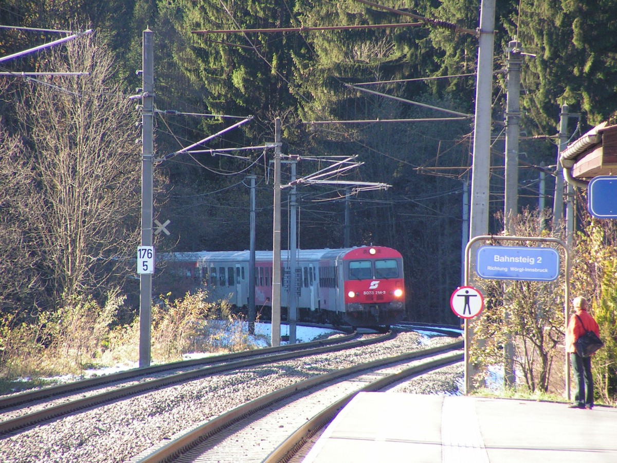 Regional-Expreßzug (REx) 1507 mit Steuerwagen 8073.214 voraus (am Zugende schiebt 1116.134) auf der Giselabahn von Wörgl Hauptbahnhof nach Salzburg Hauptbahnhof (über Zell am See, Bischofshofen) in die Haltestelle Windau (im Brixental) einfahrend am 29. Oktober 2010.