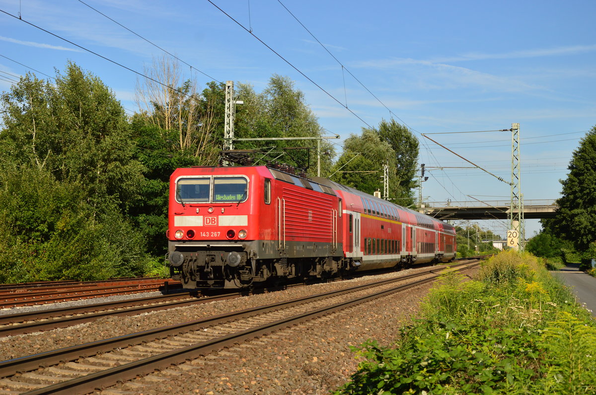 Regionalbahn von Aschaffenburg nach Wiesbaden, gezogen von der 143 267 hier ist sie unweit des Bahnhofs Groß Gerau. Sonntag den 7.8.2016