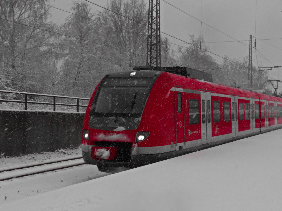 Regionalbahn nach Haltern am See in Gladbeck-West am 24.01.2015 dem einzigen richtigen Schneetag im Januar im Ruhrgebiet
